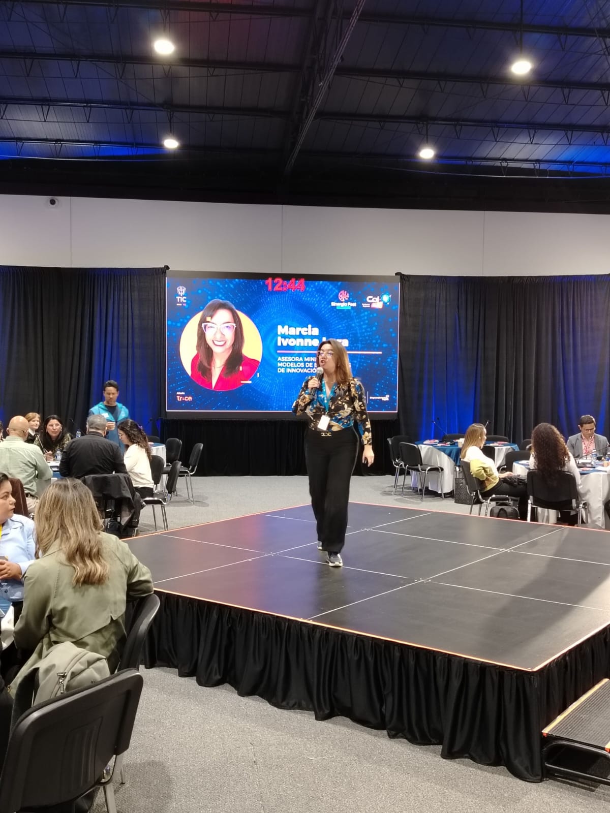 Marcia Lara presentando en un evento de innovación